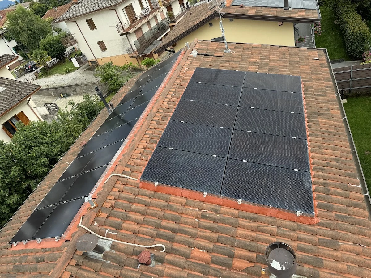 Installazione reale barriera anti-piccione su impianto fotovoltaico eseguita da One Pest a Zoppola (Pordenone)